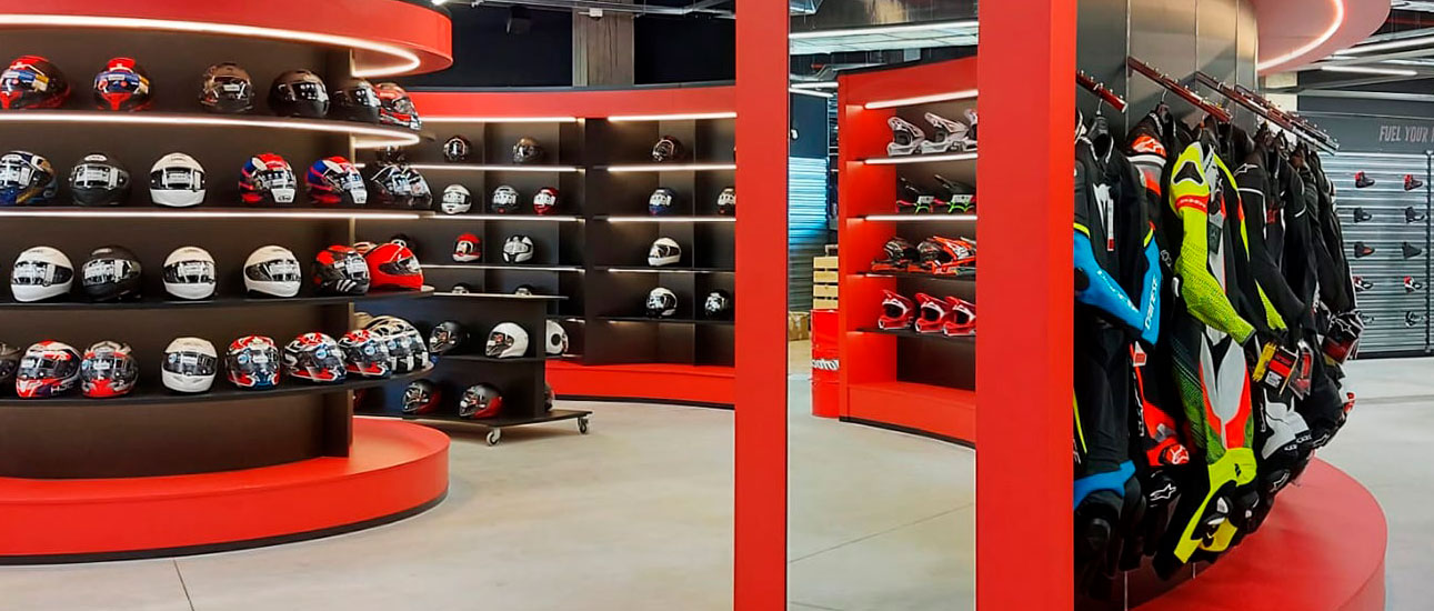 Tienda física de Motocard con equipamiento de moto